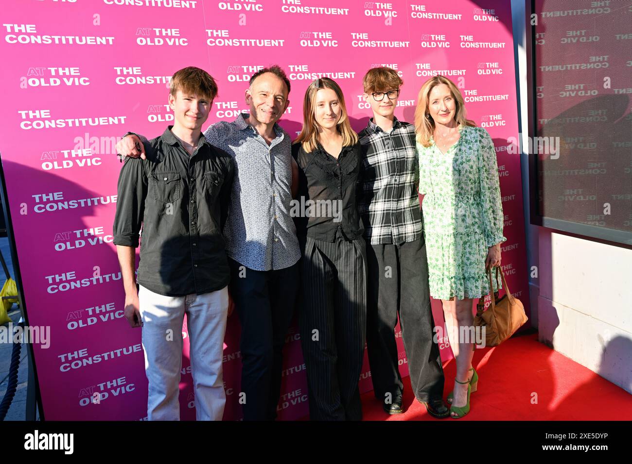 LONDRES, ROYAUME-UNI. 25 juin 2024. Matthew Warchus et sa famille assistent à Press Night - The Constituent au théâtre Old Vic, Londres, Royaume-Uni. Crédit : Voir Li/Picture Capital/Alamy Live News Banque D'Images