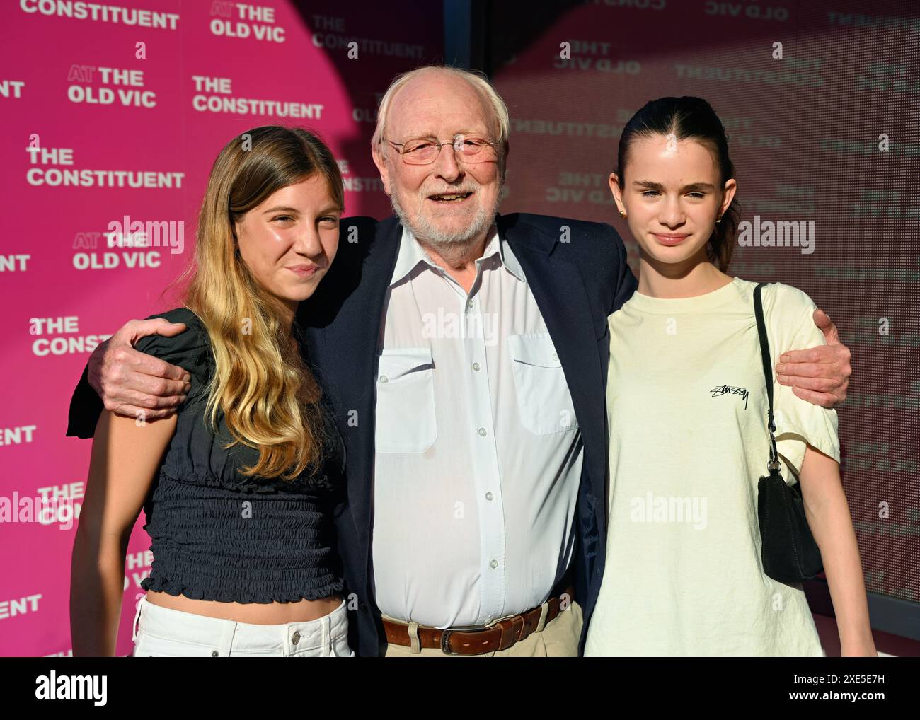 LONDRES, ROYAUME-UNI. 25 juin 2024. Neil Kinnock est un dirigeant travailliste officiel et ses petites-filles assistent à Press Night - The Constituent au théâtre Old Vic, Londres, Royaume-Uni. Crédit : Voir Li/Picture Capital/Alamy Live News Banque D'Images