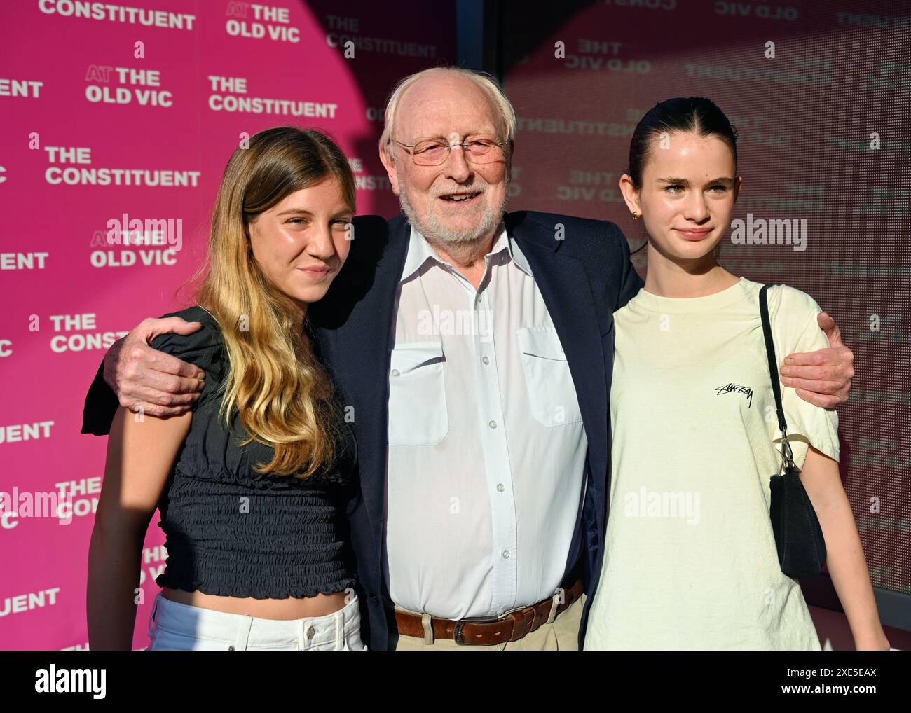 LONDRES, ROYAUME-UNI. 25 juin 2024. Neil Kinnock est un dirigeant travailliste officiel et ses petites-filles assistent à Press Night - The Constituent au théâtre Old Vic, Londres, Royaume-Uni. Crédit : Voir Li/Picture Capital/Alamy Live News Banque D'Images