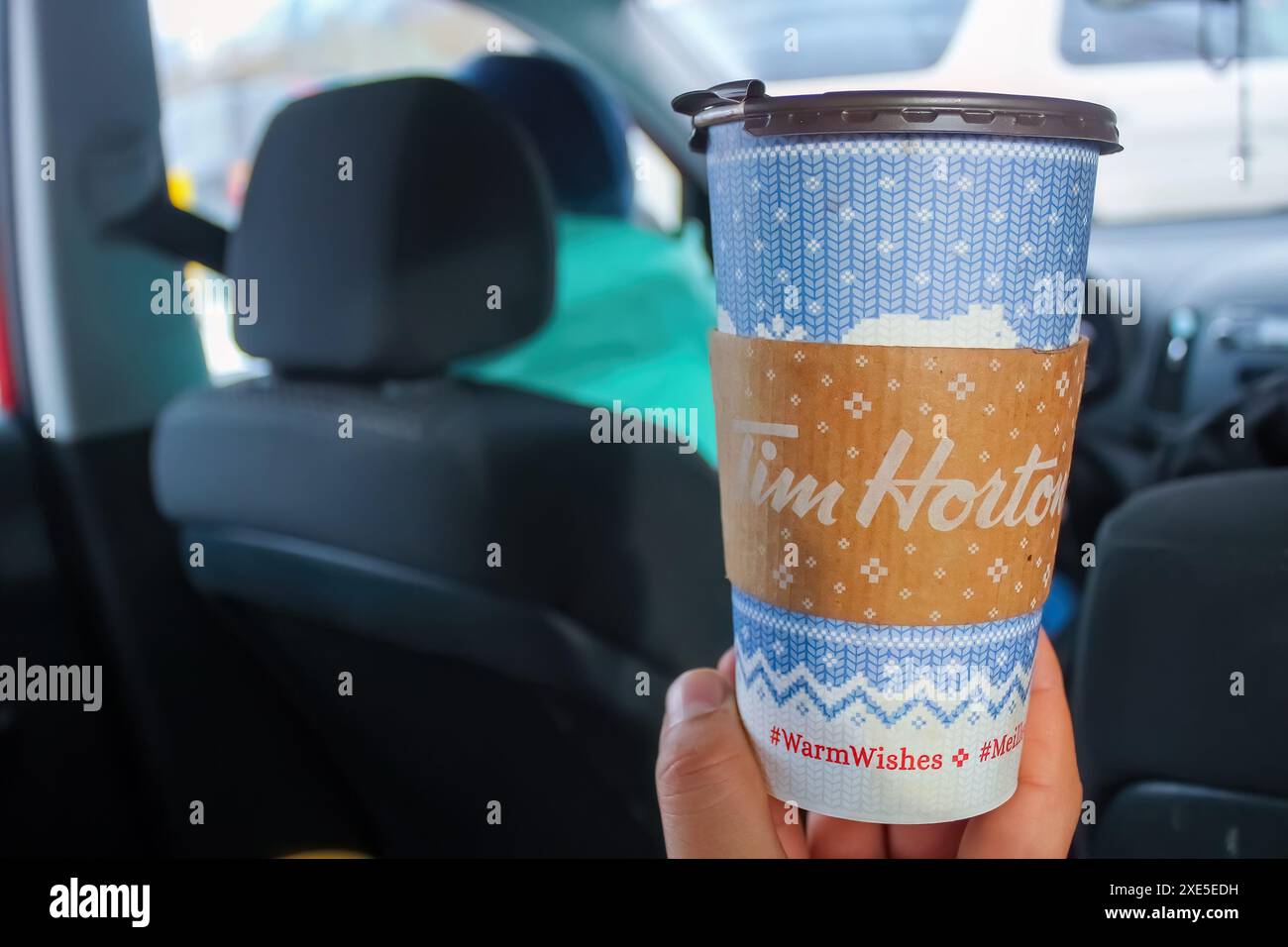 Calgary, Alberta, Canada. 2 février 2024. Quelqu'un profitant d'une tasse de café Tim Hortons au milieu de la saison des fêtes de décembre. Banque D'Images