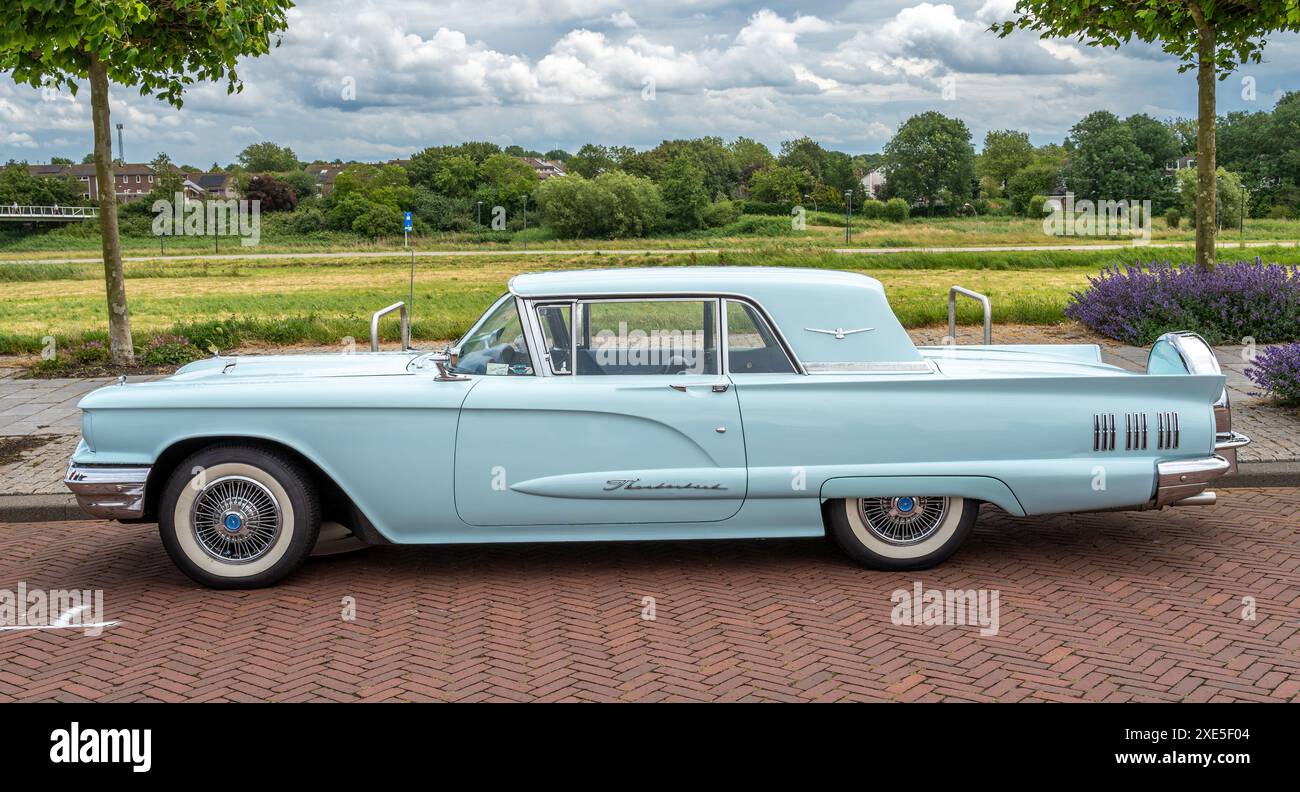 Lelystad, pays-Bas, 16.06.2024, vue latérale de la voiture de luxe américaine classique Ford Thunderbird Hardtop de 1960 lors du National Old timer Day Banque D'Images