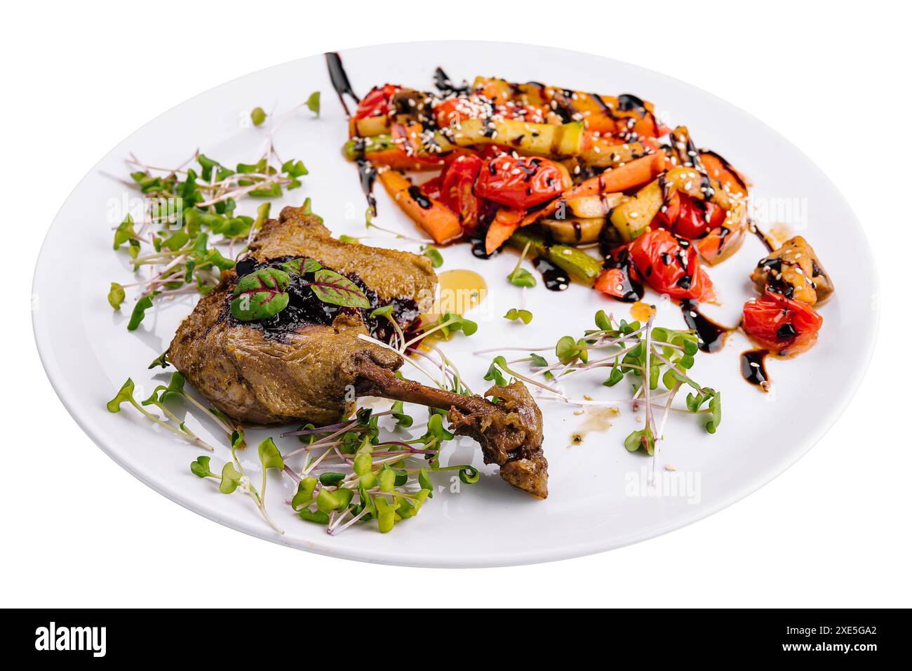 Cuisse de canard rôtie avec légumes grillés Banque D'Images