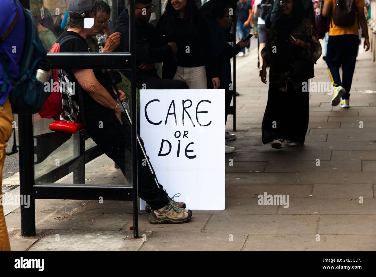 Affiche de campagne, « Care or Die ». Restore nature Now march, Londres, Royaume-Uni, 22 juin 2024. Banque D'Images