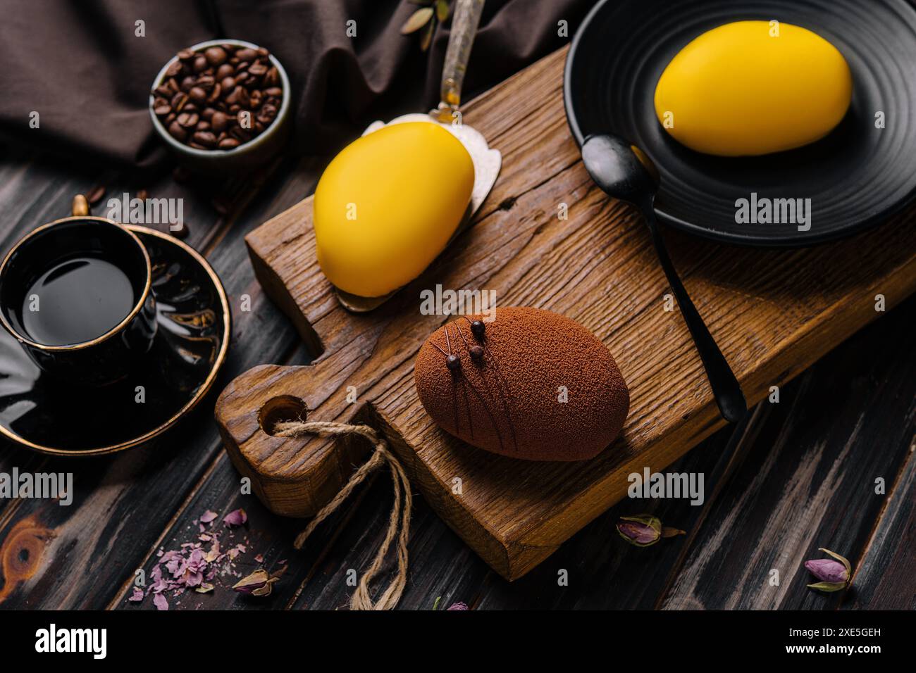 Gâteaux à la mousse française avec tasse de café Banque D'Images