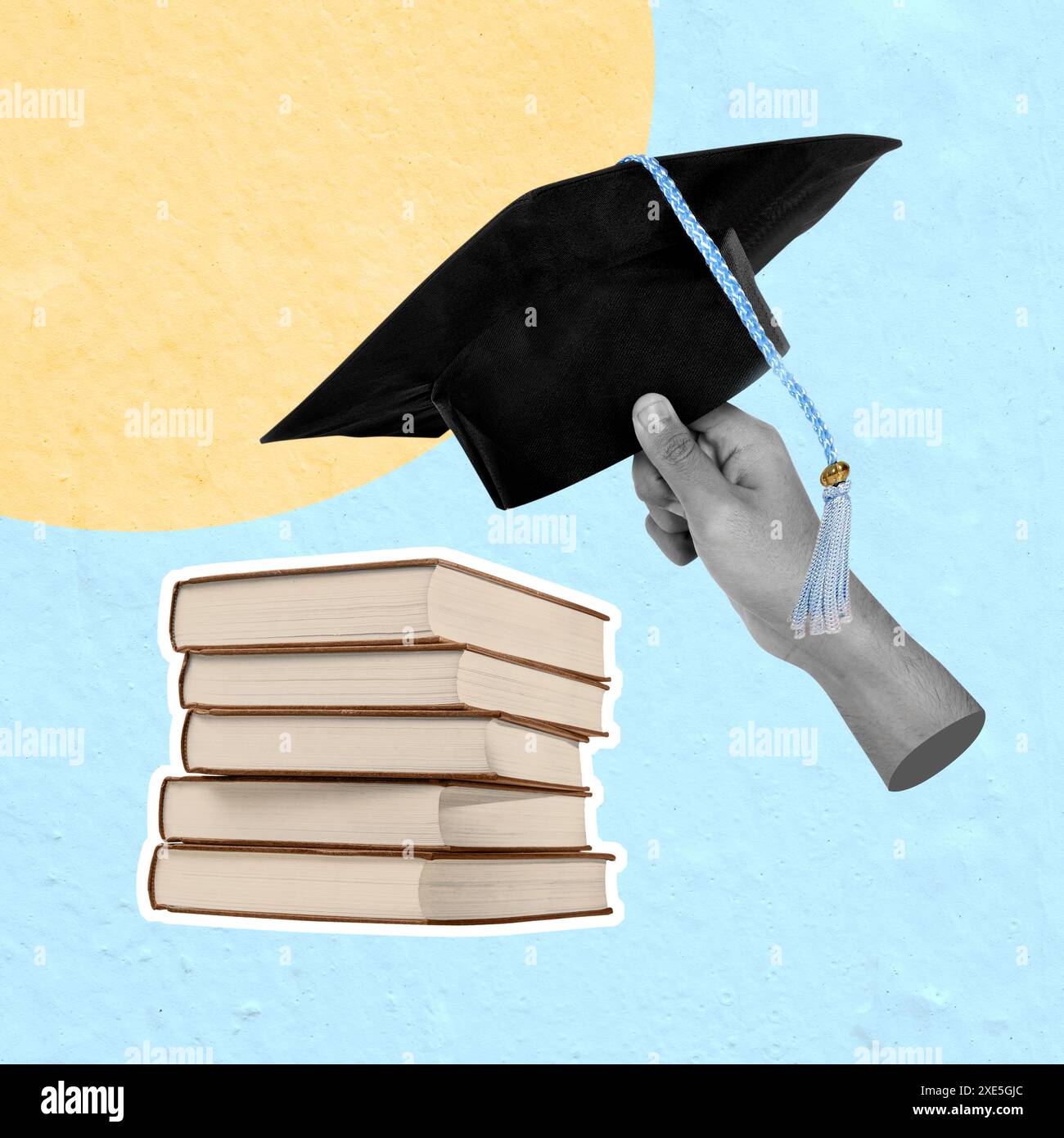 Hand tient un chapeau de graduation sur une pile de livres, symbolisant l'obtention d'un diplôme et la poursuite de la connaissance Banque D'Images