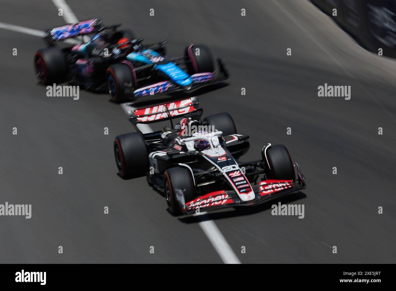 Monte-Carlo, Monaco. 25 mai 2024. Kevin Magnussen, du Danemark, et l'écurie MoneyGram Haas F1 Team conduisent sur la piste lors des troisièmes essais libres devant The Form Banque D'Images