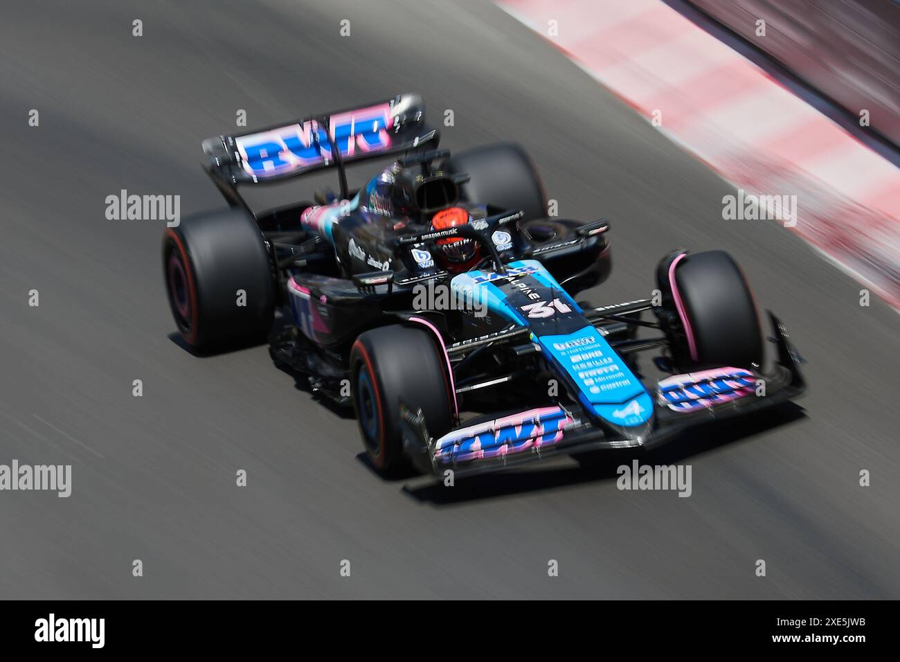 Monte-Carlo, Monaco. 25 mai 2024. Le Français Esteban Ocon et l'écurie BWT Alpine F1 Team conduisent sur piste lors de la troisième épreuve libre devant la formule 1 Banque D'Images