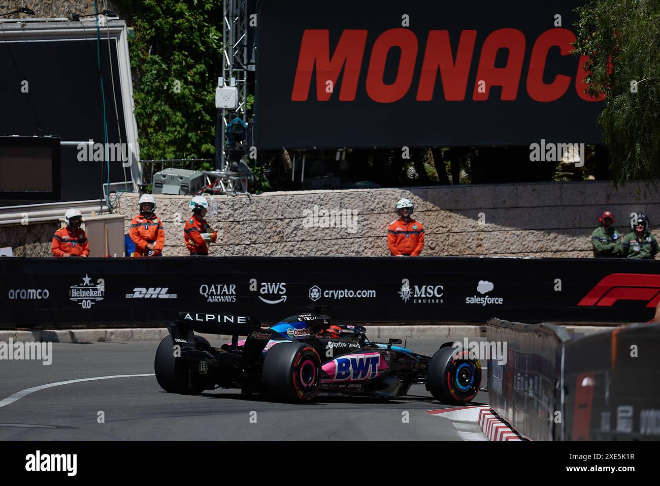 Monte-Carlo, Monaco. 25 mai 2024. Le Français Esteban Ocon et l'écurie BWT Alpine F1 Team conduisent sur piste lors de la troisième épreuve libre devant la formule 1 Banque D'Images
