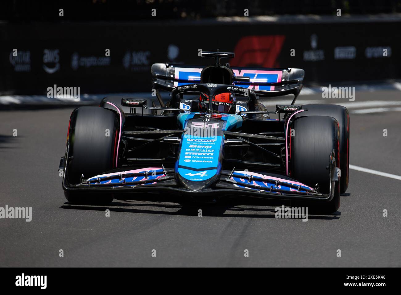 Monte-Carlo, Monaco. 25 mai 2024. Le Français Esteban Ocon et l'écurie BWT Alpine F1 Team conduisent sur piste lors des troisièmes essais libres. Banque D'Images