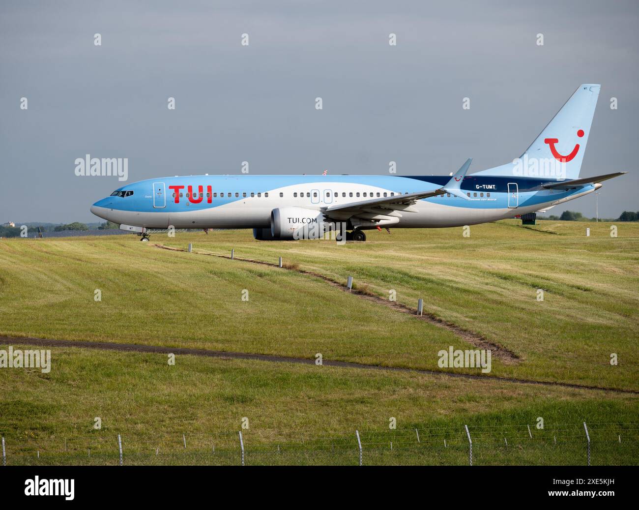TUI Boeing 737 MAX 8 roulage au décollage à Birmingham Airport, UK (G-TUMT) Banque D'Images