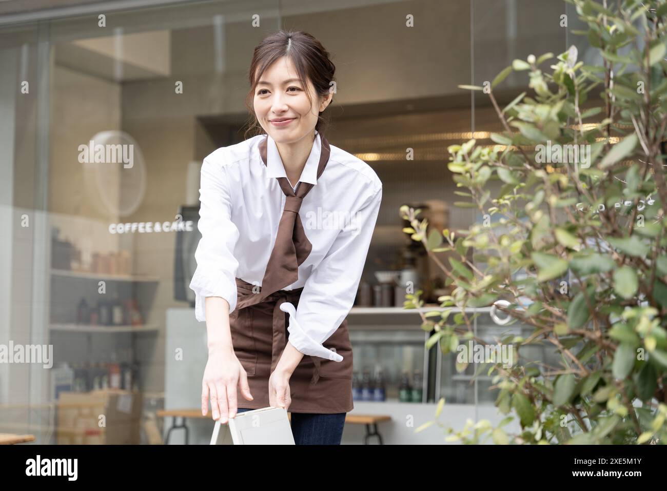 Femme se préparant à ouvrir un café Banque D'Images