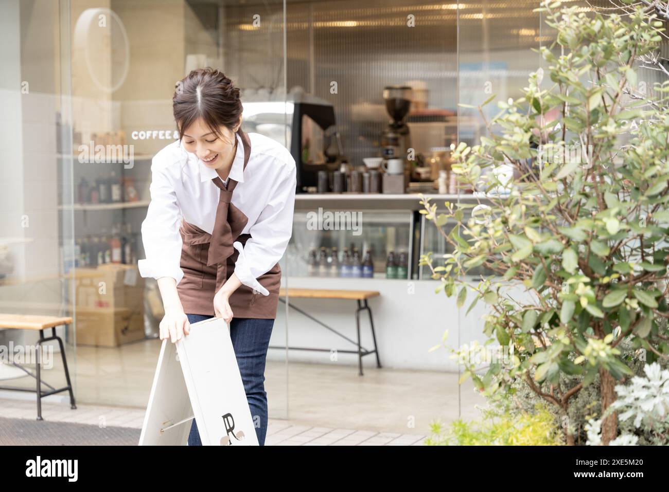 Femme tenant une pancarte pour un café Banque D'Images