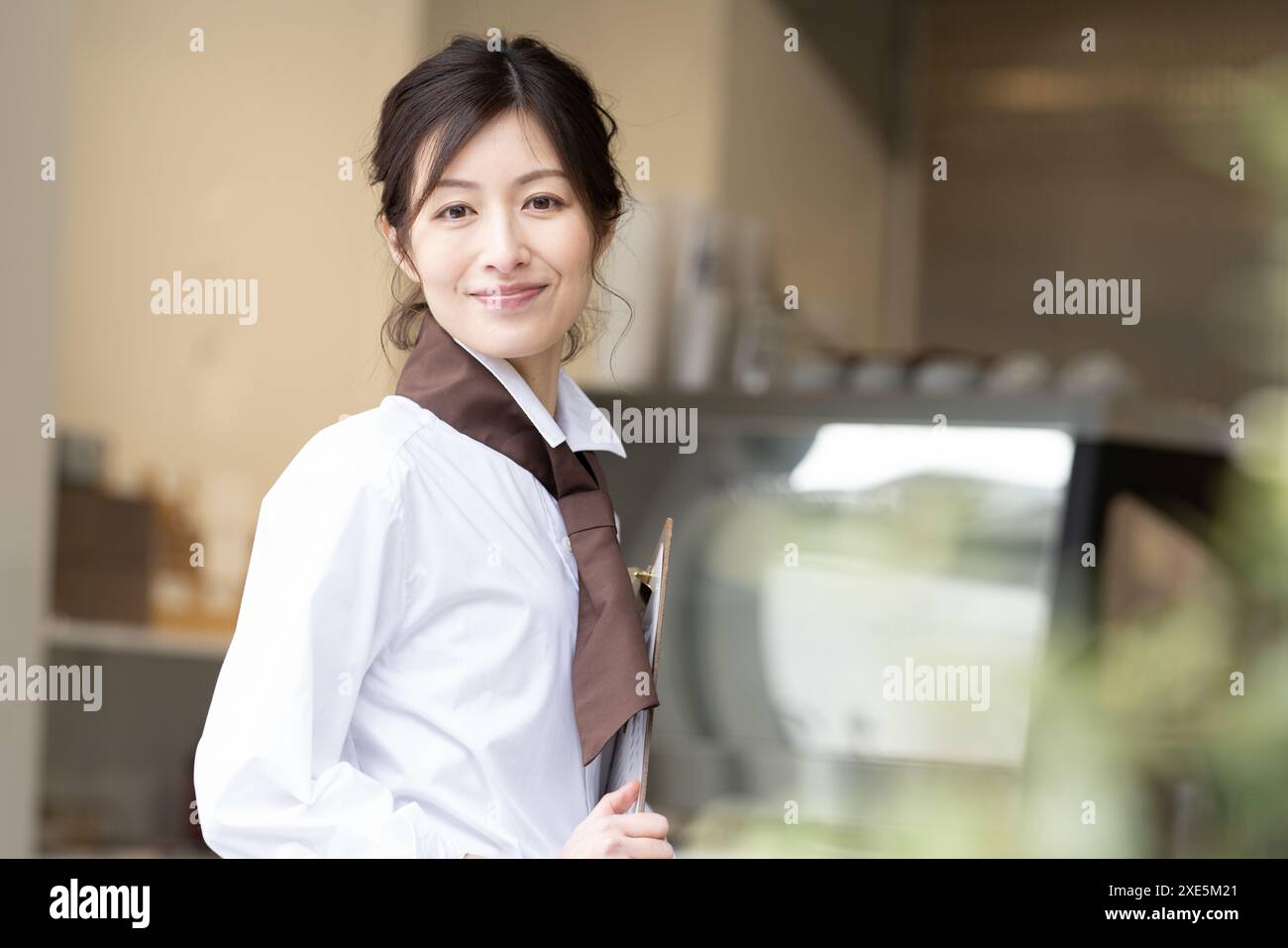 Femme souriant devant un café Banque D'Images