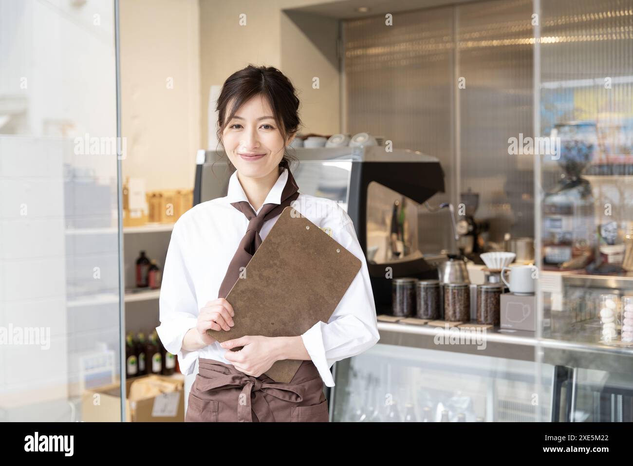 Femme souriante tenant un menu dans un café Banque D'Images