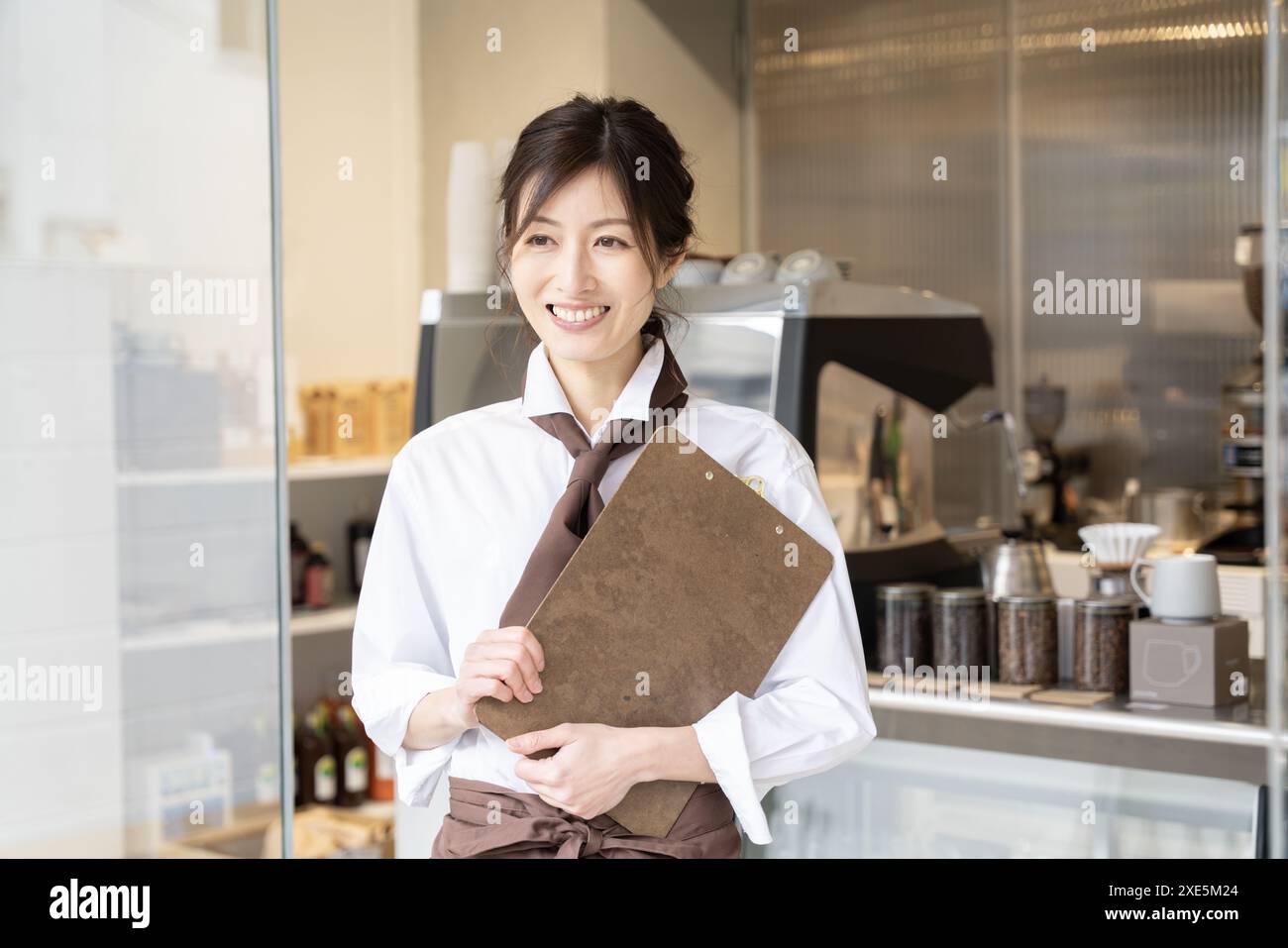Femme souriante tenant un menu dans un café Banque D'Images