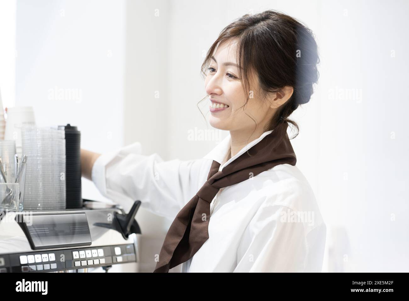Femme souriante travaillant dans un café Banque D'Images