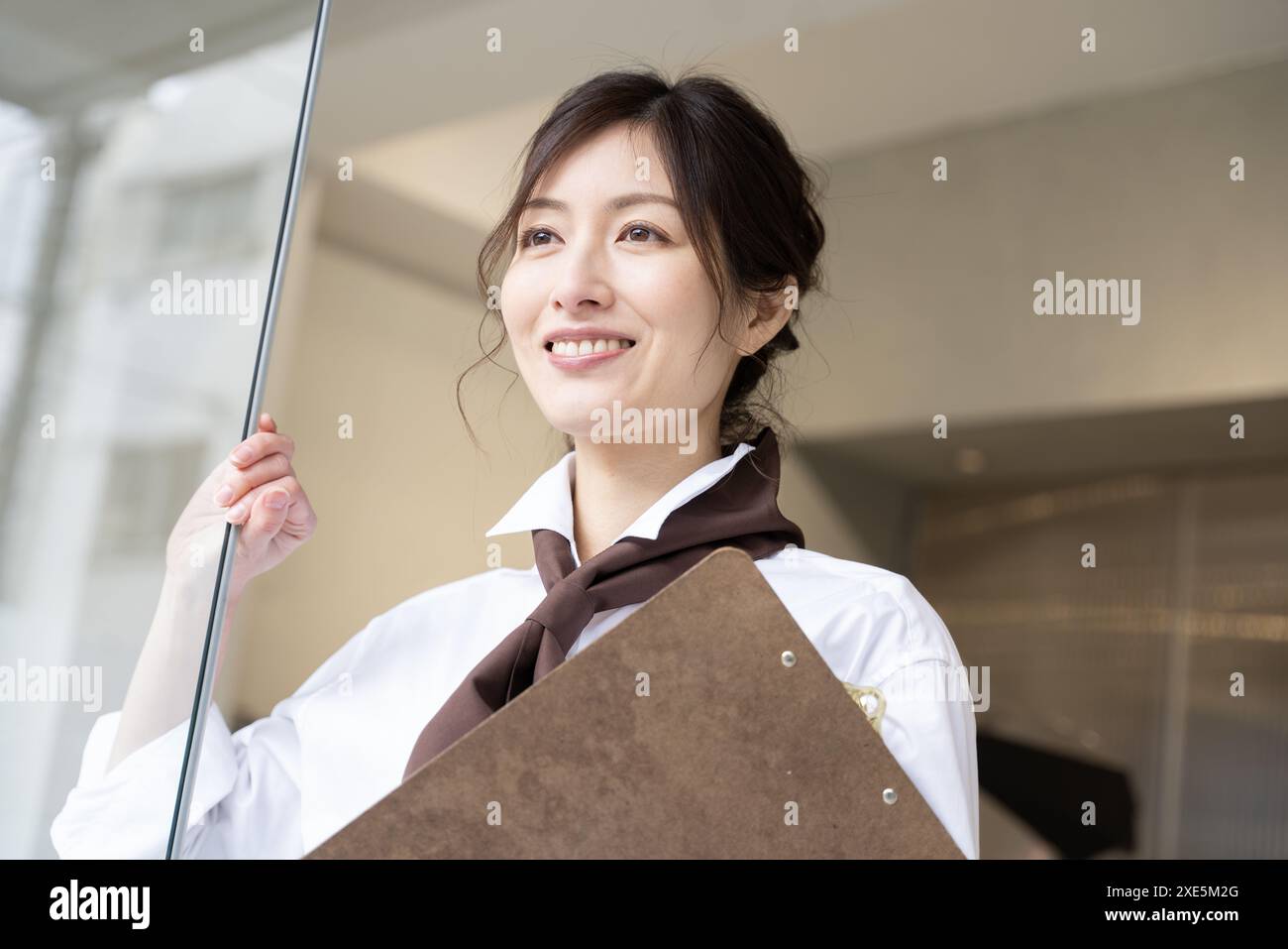 Femme souriante tenant un menu dans un café Banque D'Images