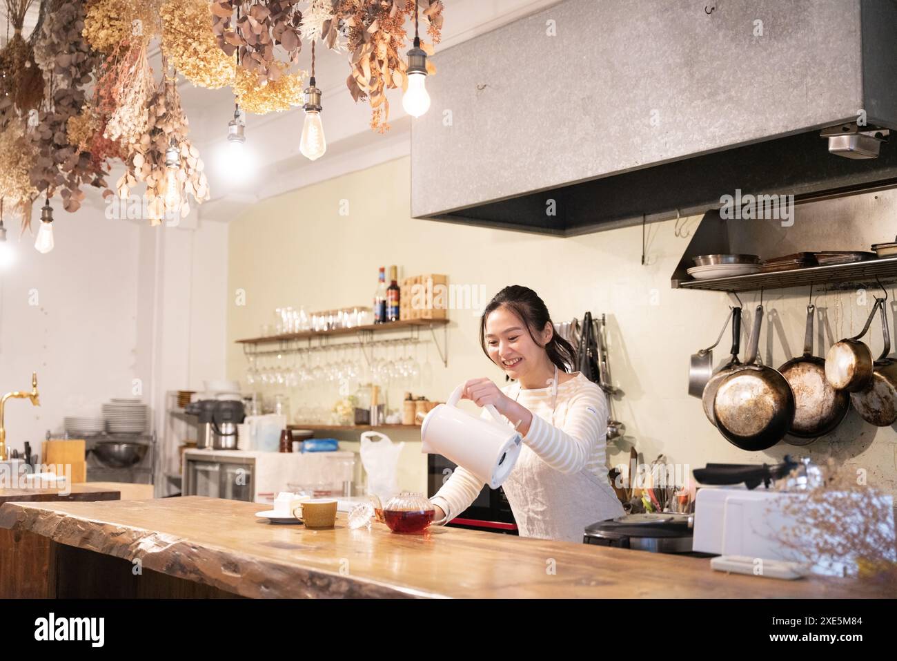 Assistante de magasin travaillant dans un café Banque D'Images