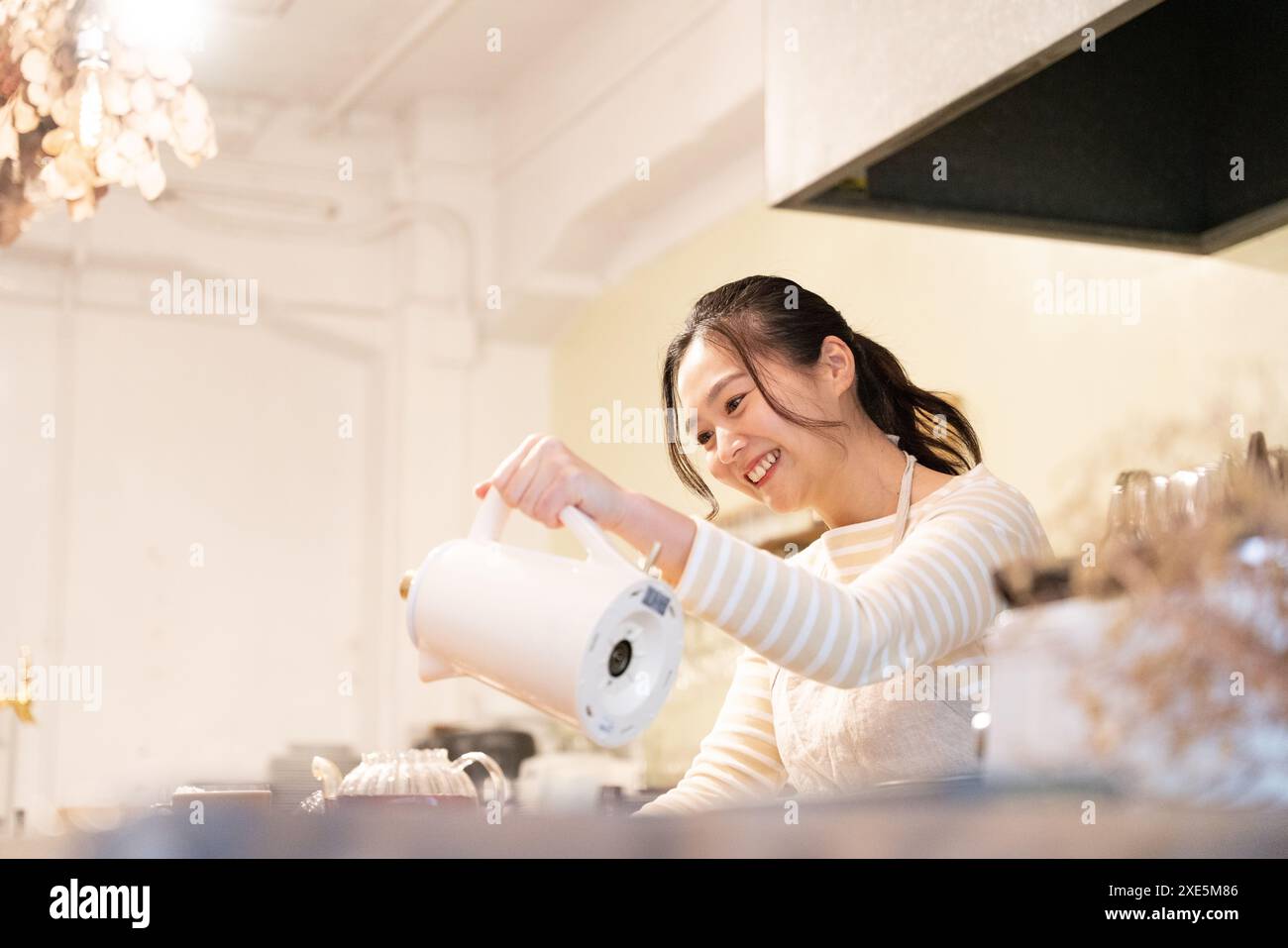 Assistante de magasin travaillant dans un café Banque D'Images