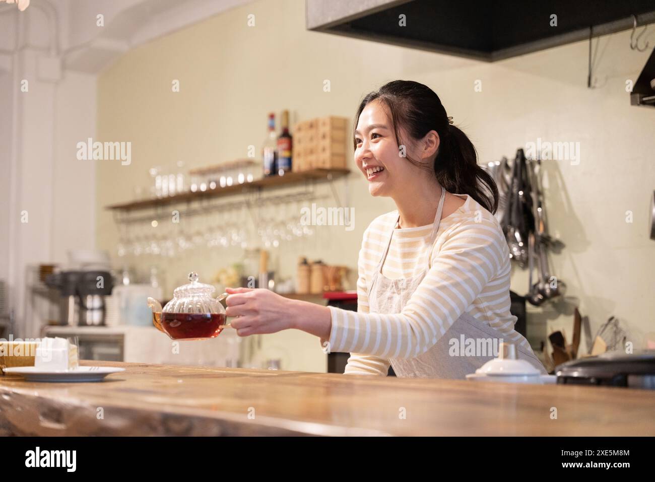 Assistante de magasin travaillant dans un café Banque D'Images