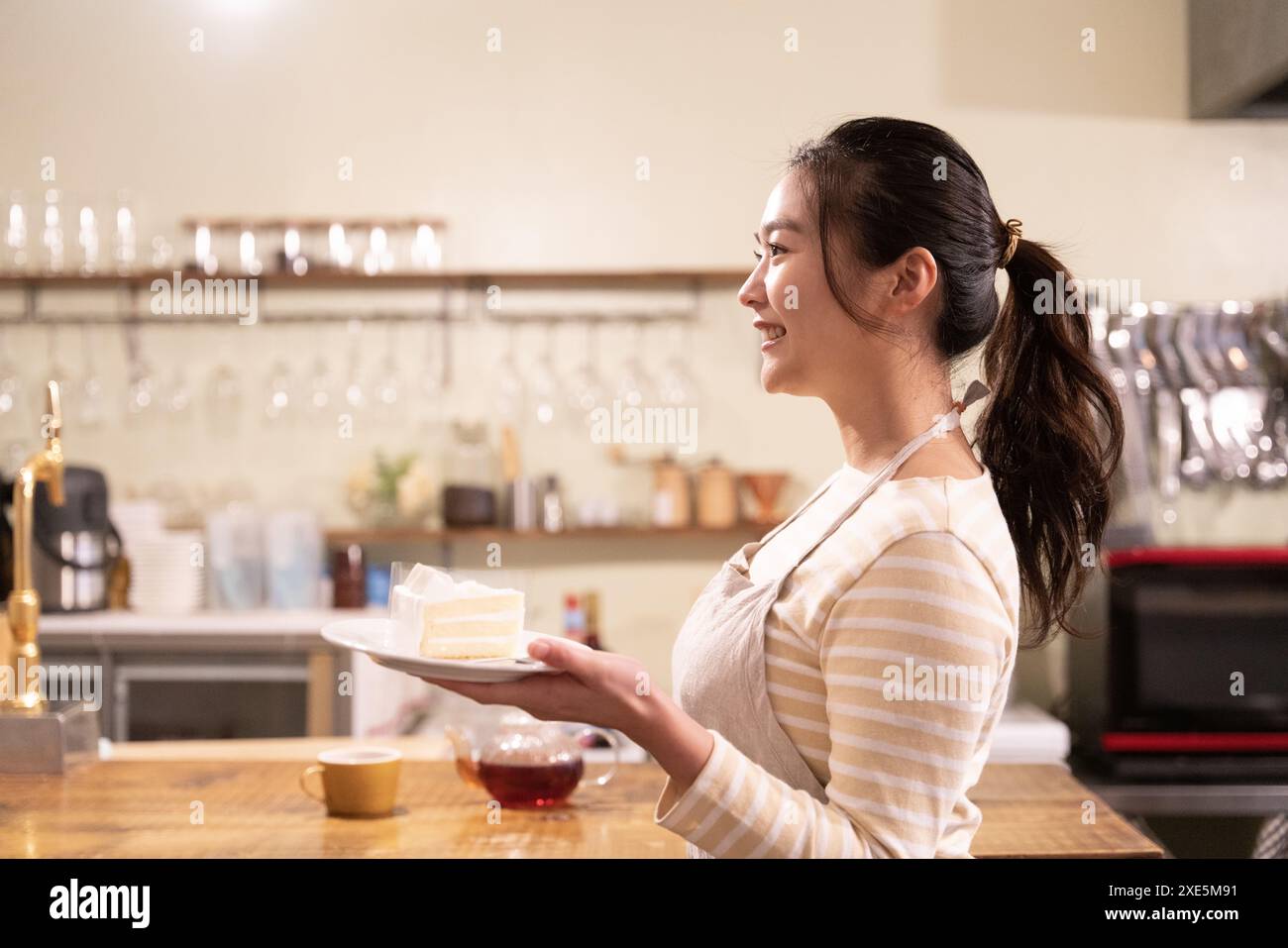 Serveuse travaillant dans un café Banque D'Images
