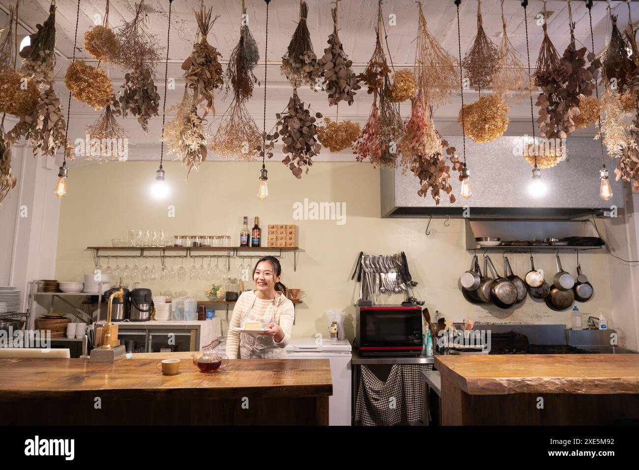 Assistante de magasin travaillant dans un café Banque D'Images