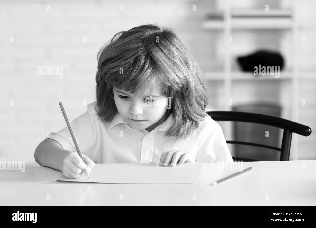 Élève de l'école primaire. Enfant de l'école en classe. L'enfant se prépare à l'école. Devoirs, éducation, apprentissage. Banque D'Images