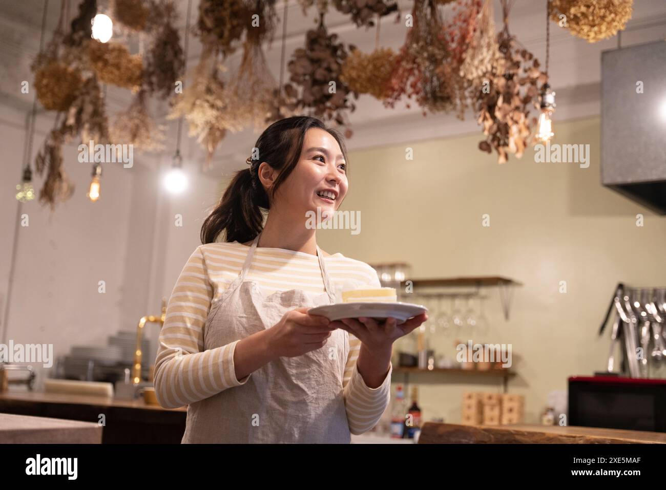 Serveuse travaillant dans un café Banque D'Images