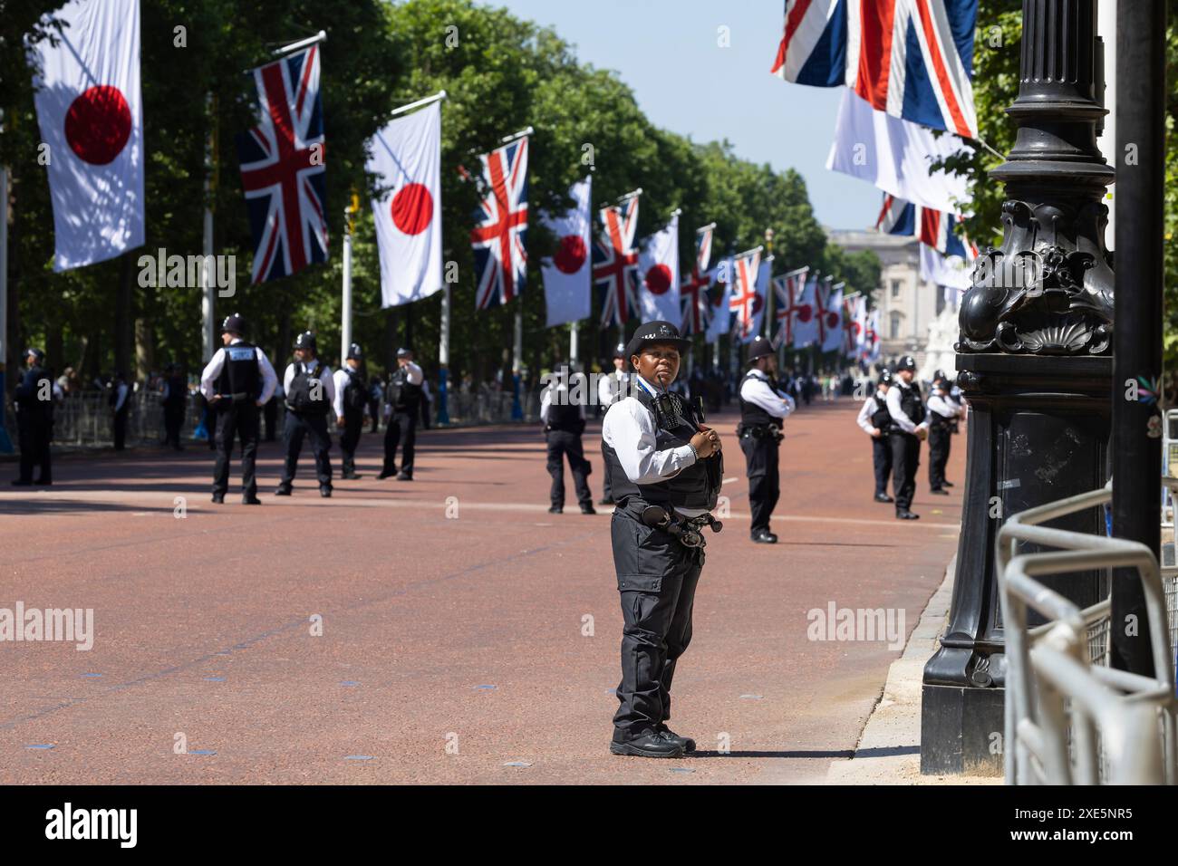 La police métropolitaine ligne le Mall pour la visite d'État de l'empereur du Japon, Naruhito à Londres. Banque D'Images