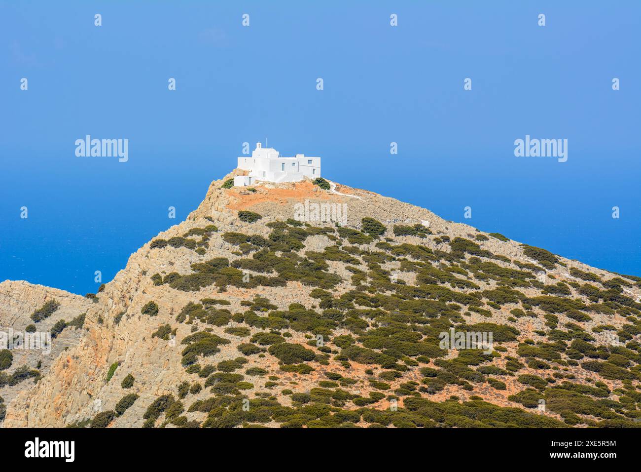 Chapelle blanche grecque sur la colline vue du monastère Agios Siméon. Sifnos, Cyclades, Grèce Banque D'Images