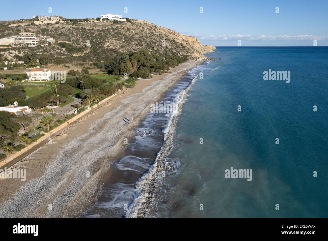 Paysage de drone aérien du littoral. Les gens marchant dans la plage. Vagues orageuses en hiver Banque D'Images