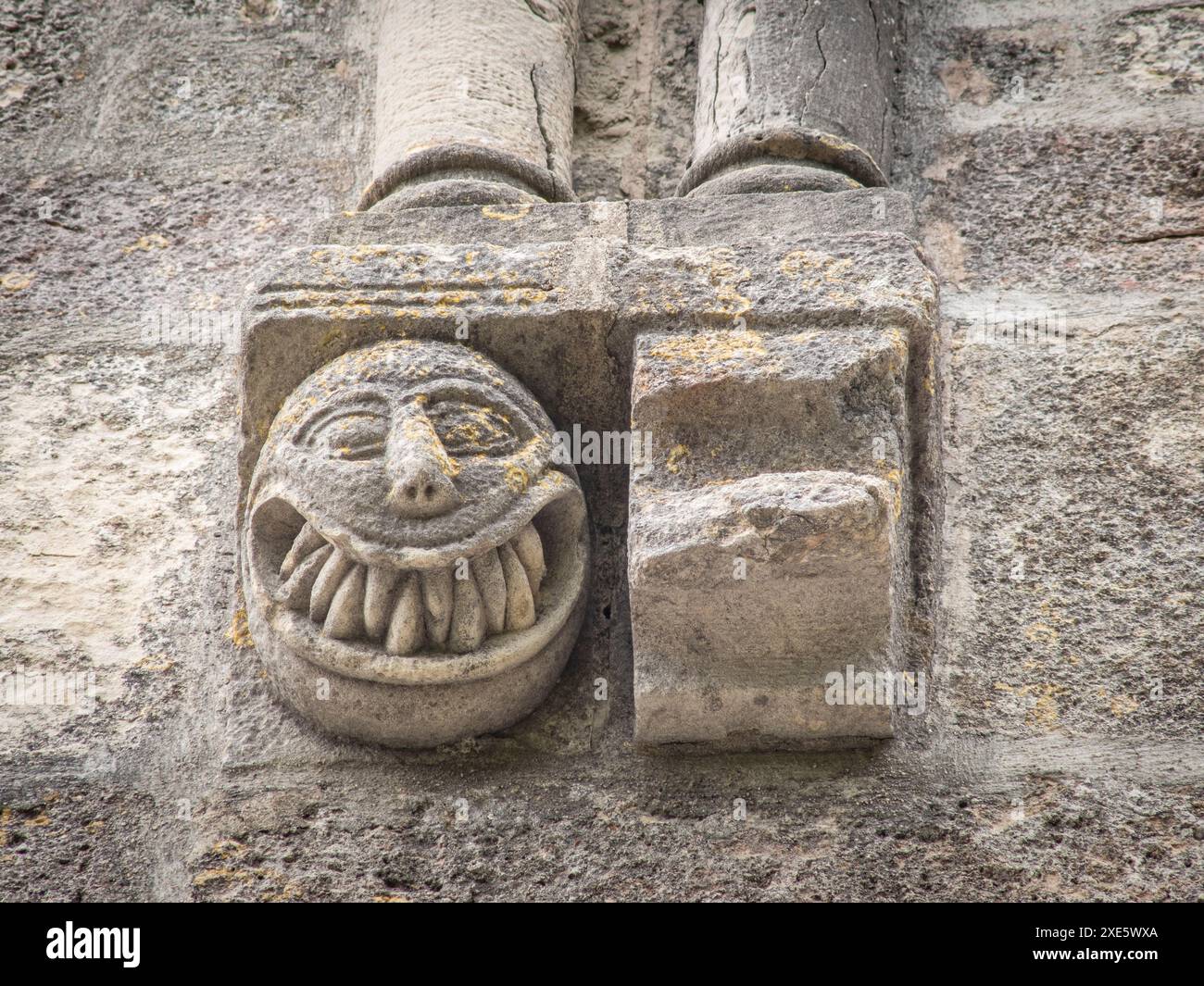 Visage sculpté avec des dents tranchantes Banque D'Images