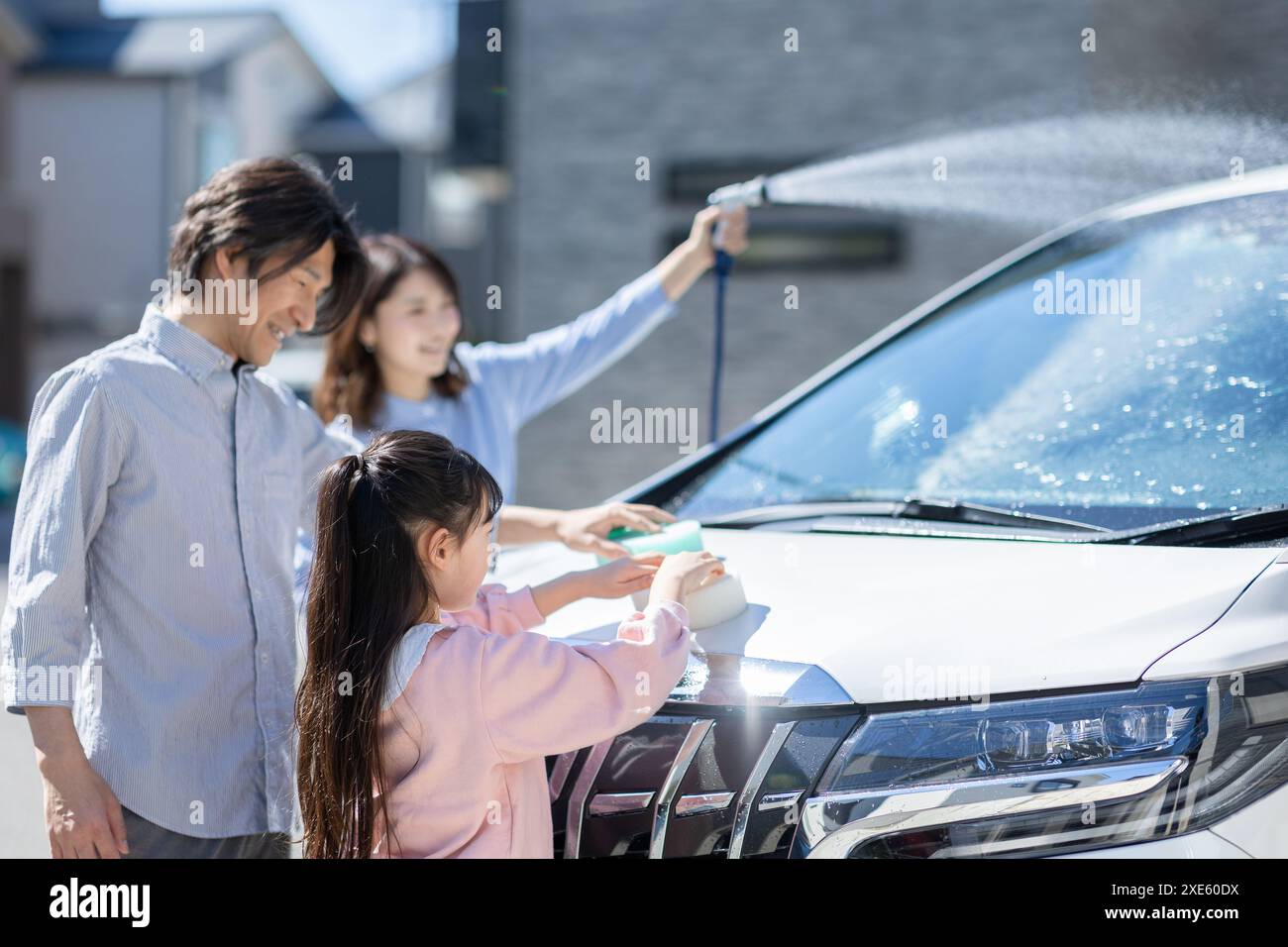 Famille lavant leur voiture Banque D'Images
