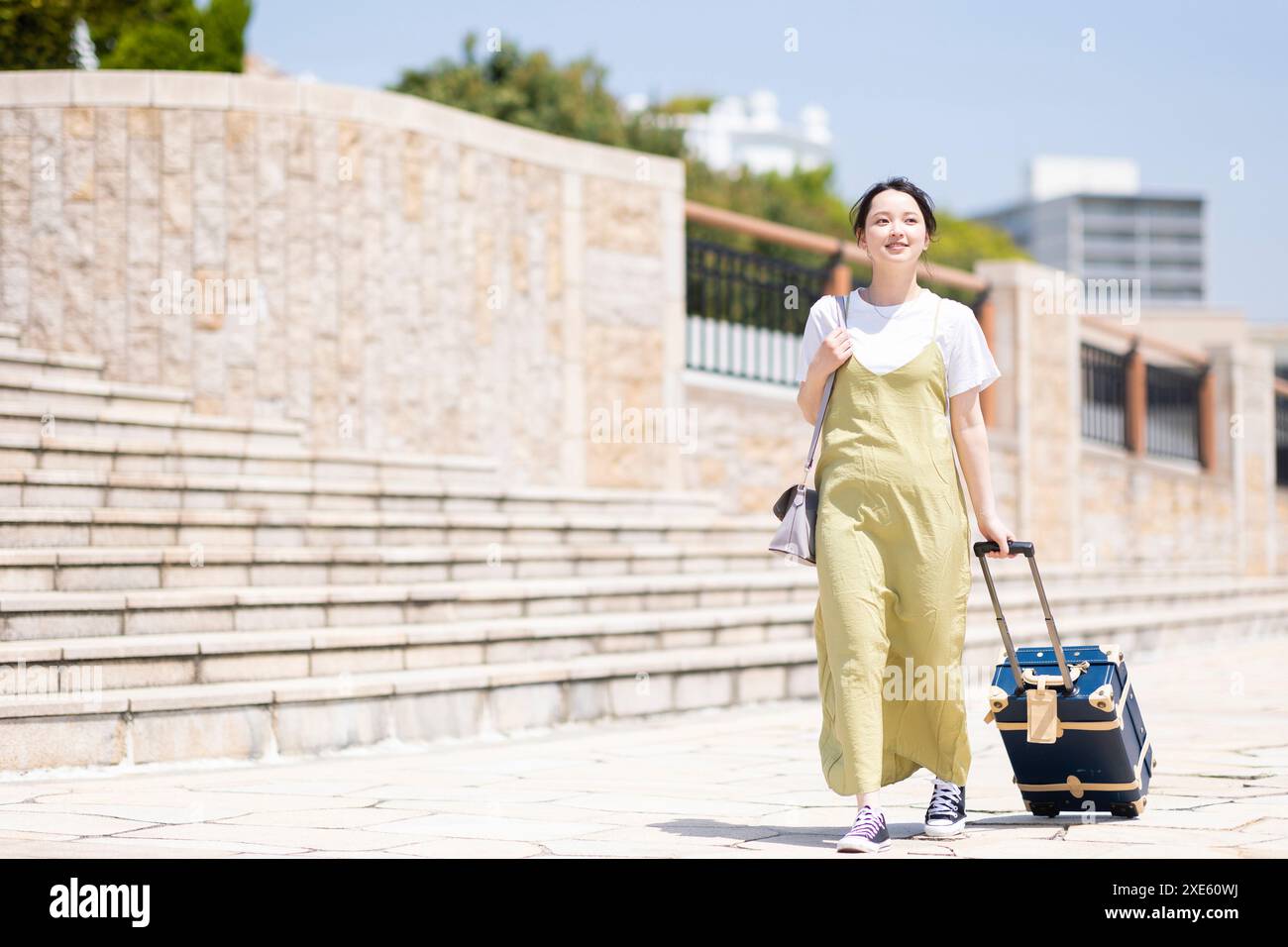 Femme marchant avec mallette de transport en remorque Banque D'Images