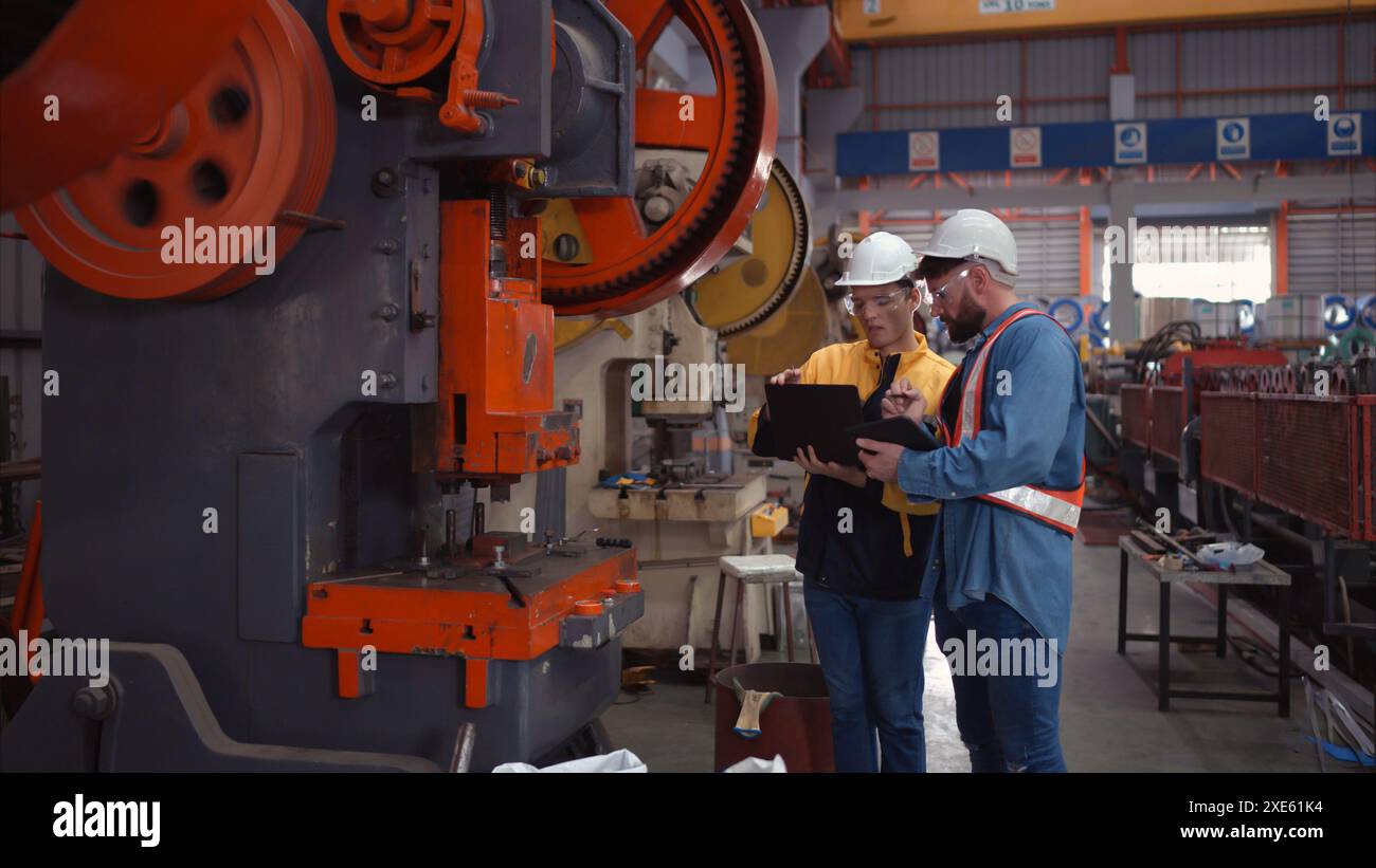 Ingénieur et technicien discutant des machines en usine pour planifier l'entretien d'inspection selon le cycle d'utilisation, concepts inspec Banque D'Images