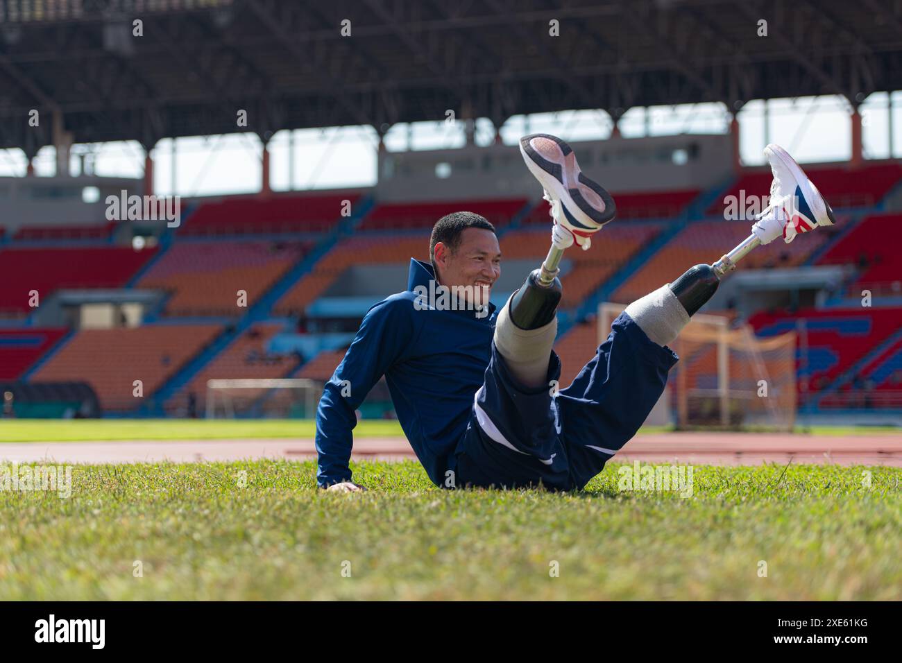 Les athlètes handicapés font une pause au stade entre les séances d'entraînement. Banque D'Images