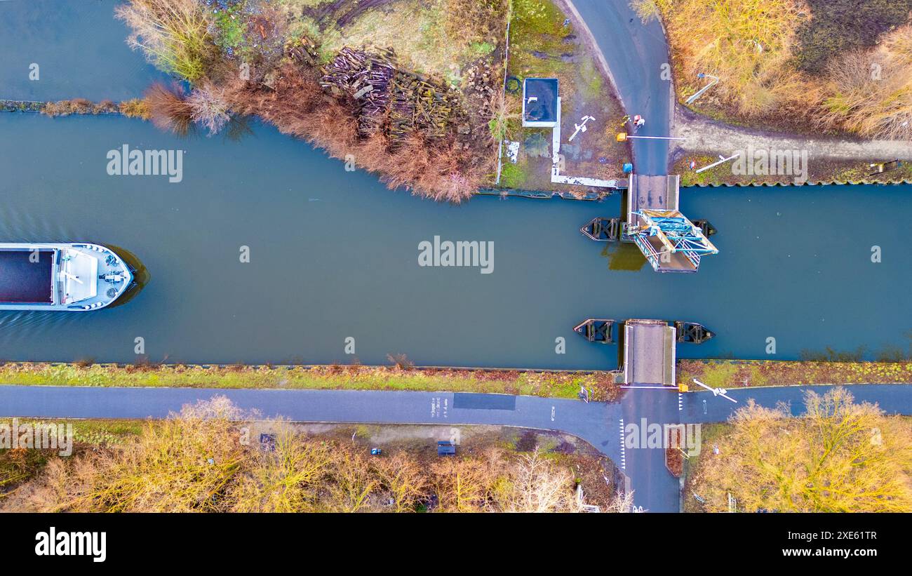 Vue aérienne d'un bateau près d'un petit quai de rivière Banque D'Images