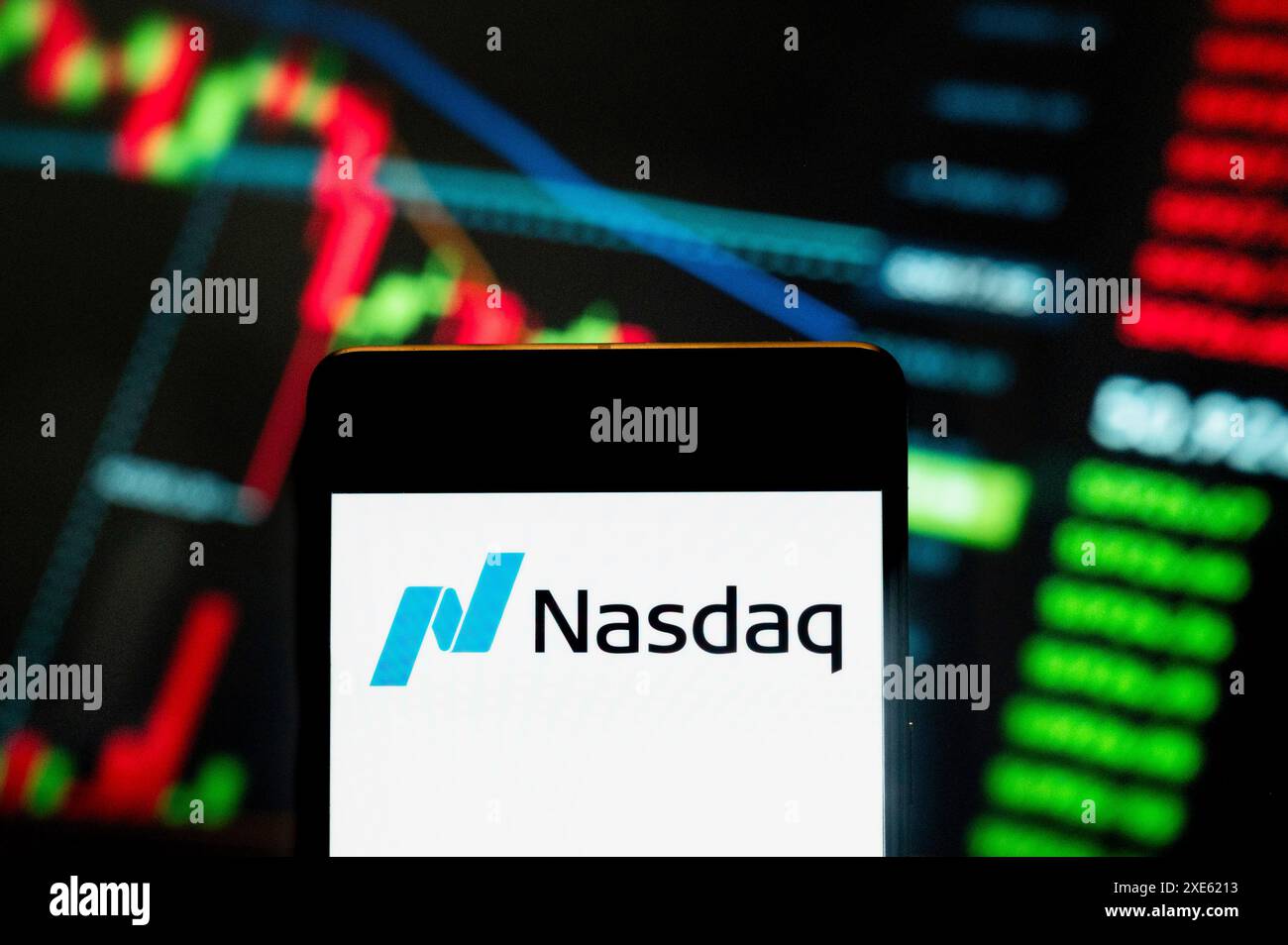Dans cette illustration photo, l'indice boursier américain, Nasdaq, logo vu affiché sur un smartphone avec un graphique de l'indice boursier économique en arrière-plan. Banque D'Images