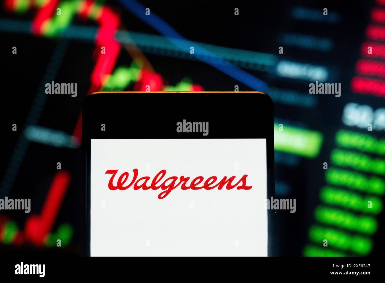 Dans cette illustration photo, le logo de la chaîne de pharmacies américaine Walgreens (NASDAQ : WBA) vu affiché sur un smartphone avec un graphique d'indice boursier économique en arrière-plan. Banque D'Images
