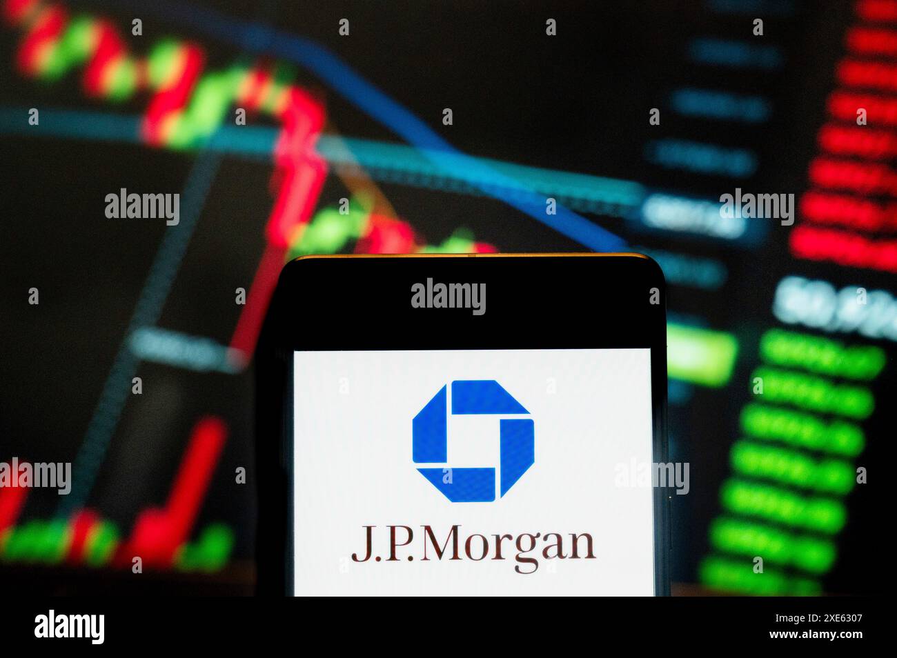 Hong Kong, Chine. 21 juin 2024. Dans cette illustration photo, le logo de la banque multinationale d'investissement et de la société de services financiers Merican J.P. Morgan (NYSE : JPM) est affiché sur un smartphone avec un graphique de l'indice boursier économique en arrière-plan. (Crédit image : © Budrul Chukrut/SOPA images via ZUMA Press Wire) USAGE ÉDITORIAL SEULEMENT! Non destiné à UN USAGE commercial ! Banque D'Images