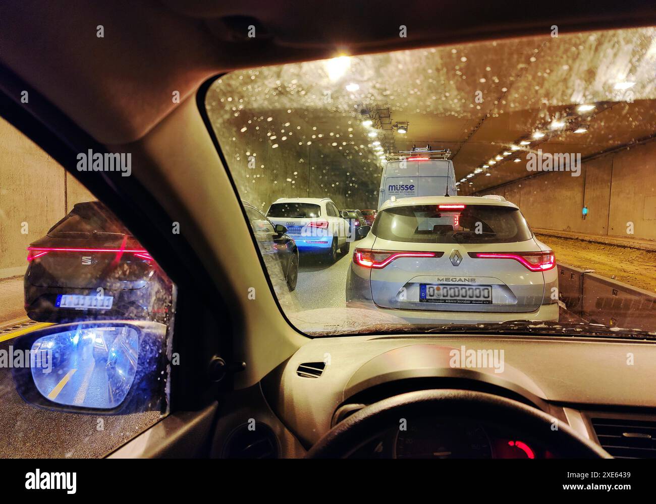 Vue de la voiture dans le tunnel sur l'autoroute A 52 avec beaucoup de trafic, Essen, région de la Ruhr, Allemagne Banque D'Images