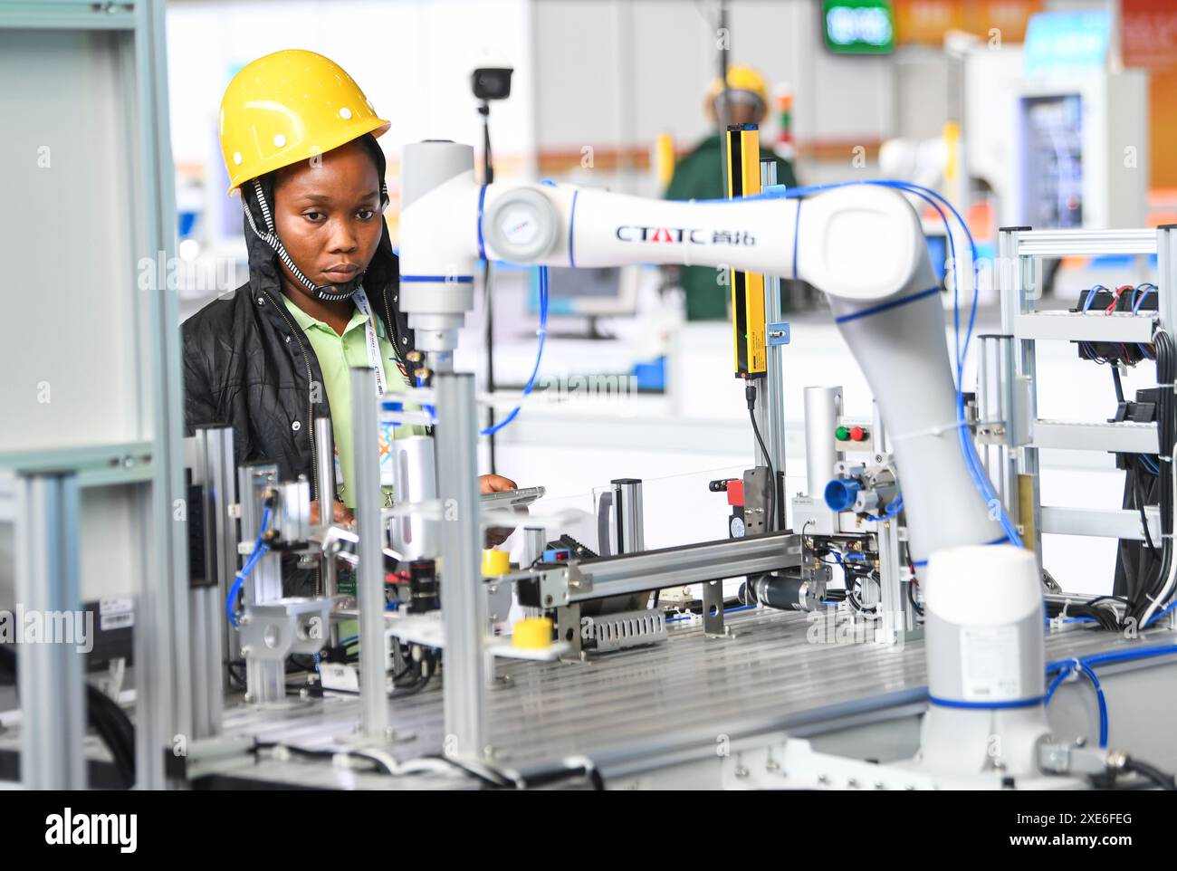 (240626) -- CHONGQING, 26 juin 2024 (Xinhua) -- Un concurrent participe à un concours d'opérations robotisées lors de la deuxième compétition internationale de compétences ceinture et route dans la municipalité de Chongqing, dans le sud-ouest de la Chine, le 25 juin 2024. Le deuxième concours international de compétences Belt and Road se tient du 24-26 au 29 juin à Chongqing, attirant près de 600 professionnels qualifiés de 61 pays et régions. L'événement vise à fournir une plate-forme pour les jeunes gens talentueux de communiquer et d'échanger des compétences, ainsi que de promouvoir les échanges et la coopération internationaux dans le domaine des compétences professionnelles et à Banque D'Images