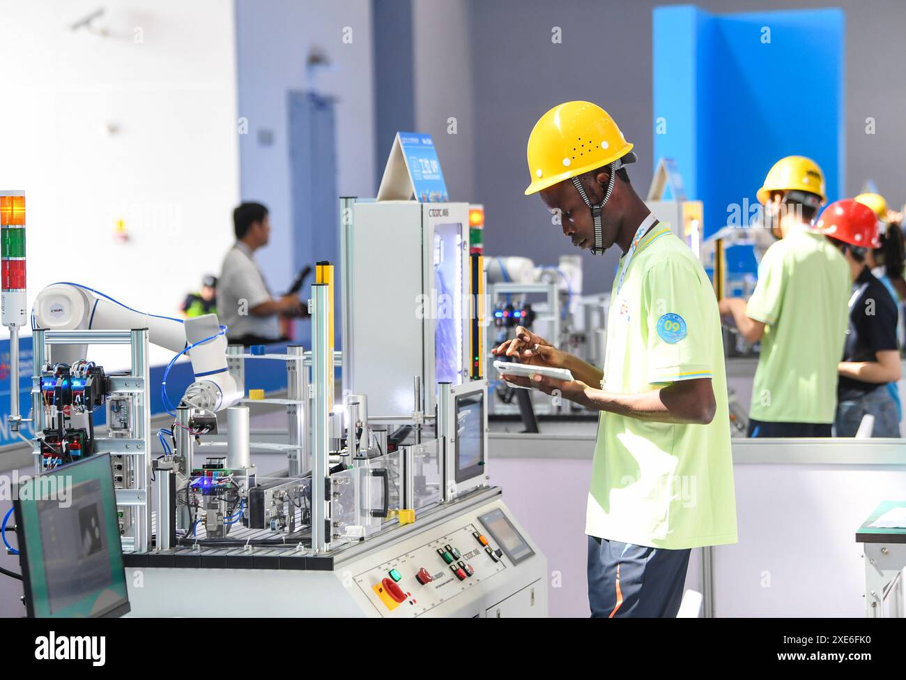 (240626) -- CHONGQING, 26 juin 2024 (Xinhua) -- Un concurrent participe à un concours d'opérations robotisées lors de la deuxième compétition internationale de compétences ceinture et route dans la municipalité de Chongqing, dans le sud-ouest de la Chine, le 25 juin 2024. Le deuxième concours international de compétences Belt and Road se tient du 24-26 au 29 juin à Chongqing, attirant près de 600 professionnels qualifiés de 61 pays et régions. L'événement vise à fournir une plate-forme pour les jeunes gens talentueux de communiquer et d'échanger des compétences, ainsi que de promouvoir les échanges et la coopération internationaux dans le domaine des compétences professionnelles et à Banque D'Images