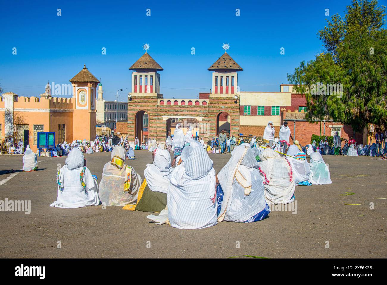 Femmes orthodoxes priant à la cérémonie de Pâques, Cathédrale copte de Mariam, Asmara, Erythrée, Afrique Copyright : MichaelxRunkel 1184-11894 Editorial Banque D'Images