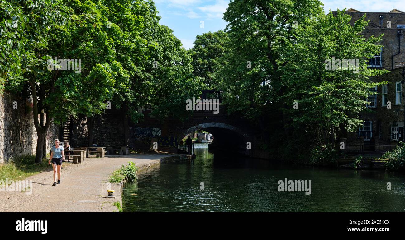 Londres - 06 04 2022 : vue sur le pont de Mile End Rd sur Regent's canal avec une fille marchant Banque D'Images