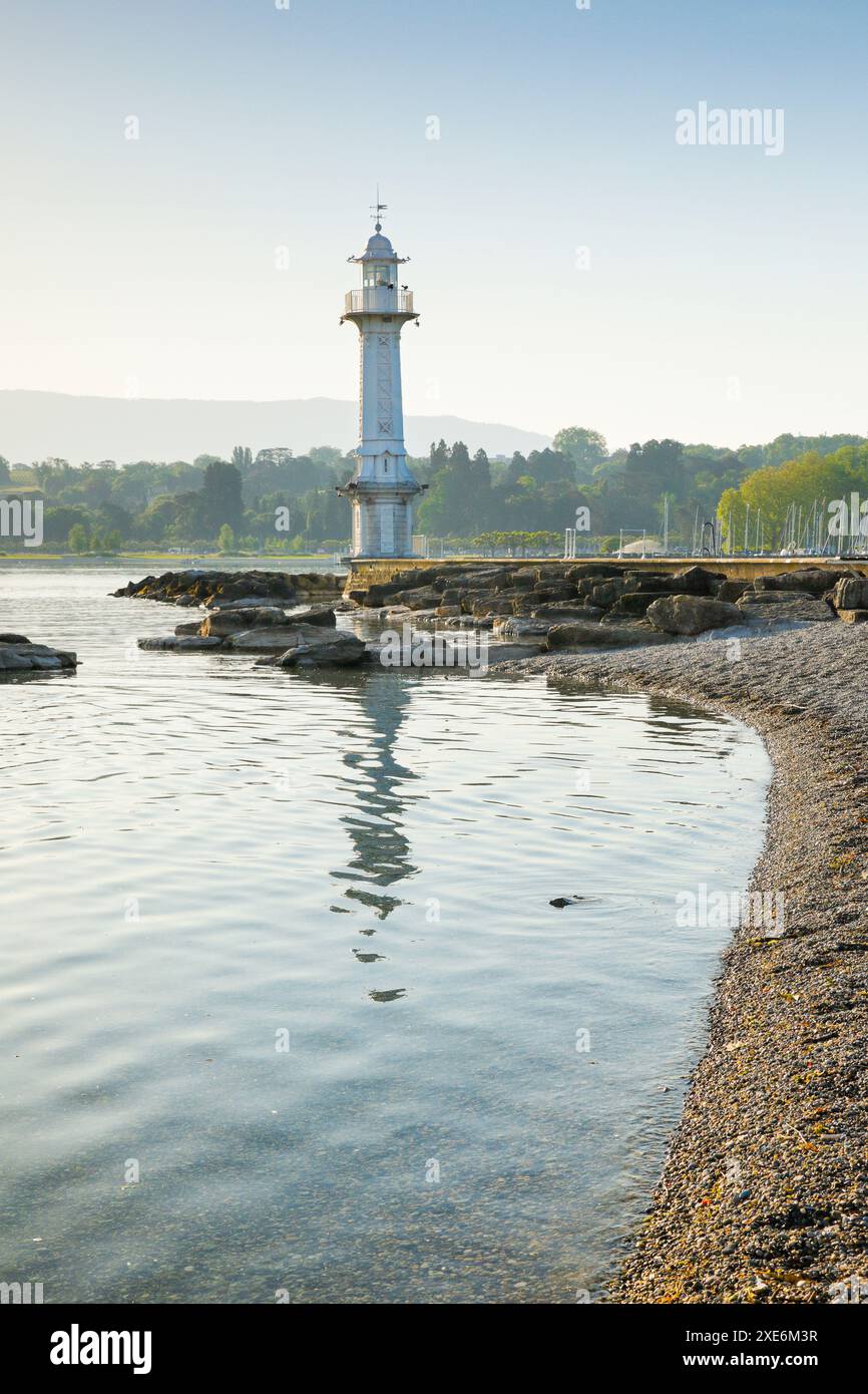 Phare près du mur du port au bassin du lac Léman. Canton de Genève, Suisse Banque D'Images