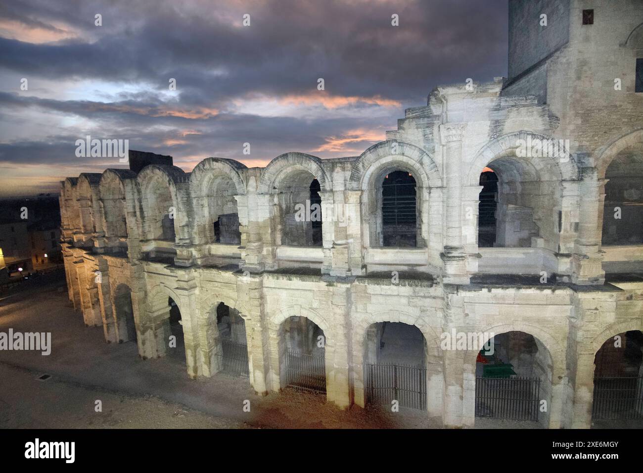 Arles Amphithéâtre les Arenes d Arles, construit par les Romains en 90 après JC, Arles, Bouches-du-Rhône, Provence, France, Europe Copyright : fotojourneys 1231-37 Banque D'Images