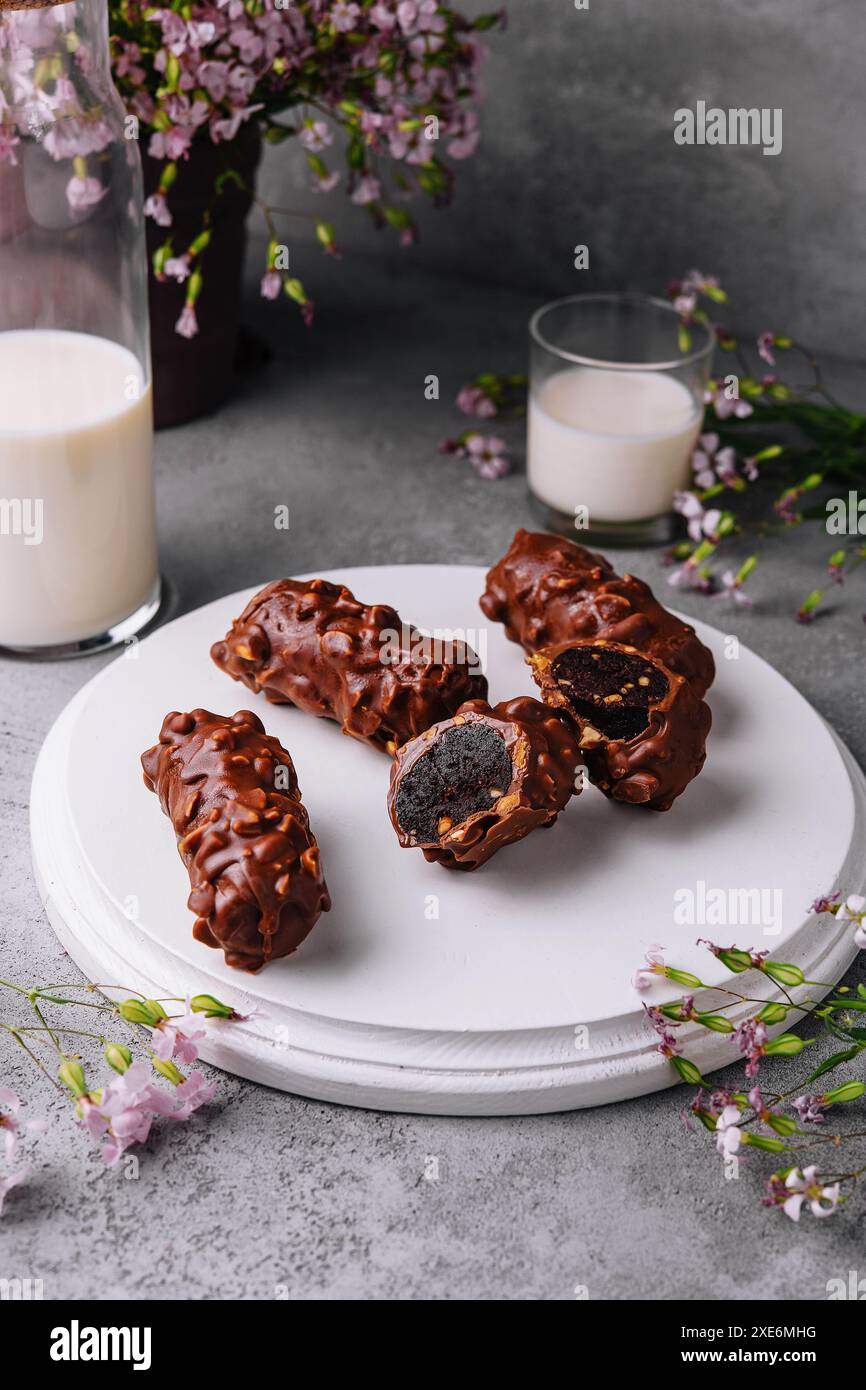 Barres de chocolat sur assiette avec du lait Banque D'Images