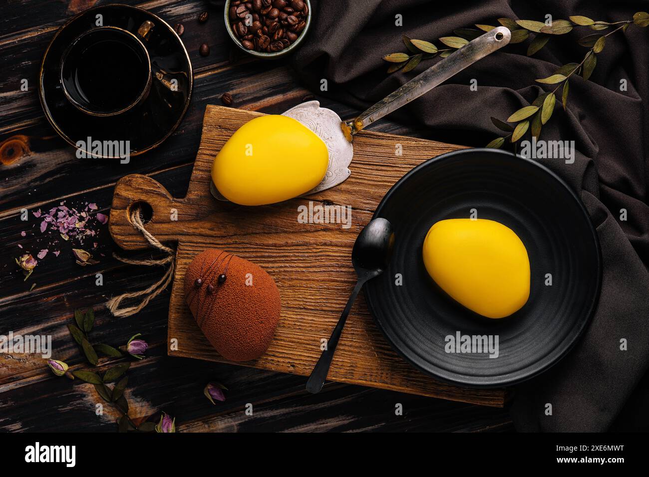 Mini gâteaux contemporains en mousse au chocolat, vue de dessus Banque D'Images