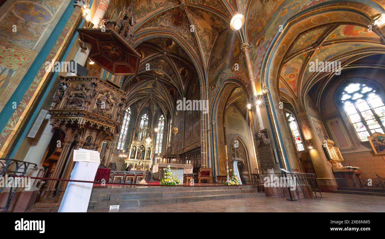 L'intérieur de la basilique des Sts Pierre et Paul avec des fresques sur les murs et le plafond et une chaire en bois ornée. Prague, République tchèque Banque D'Images